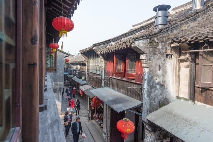 民间故事:美貌寡妇带个小伙回家,亡夫托梦:千万别让他碰你的头